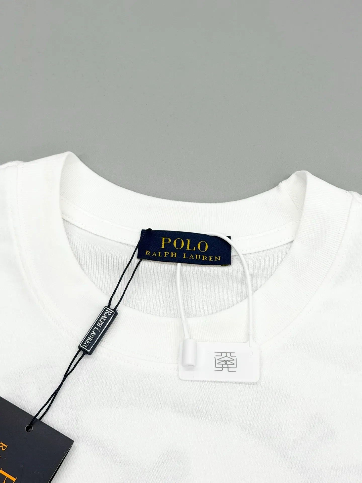 P160 [High Quality]Ralph Lauren*Ralph Lauren embroidery micro-label simple‼ ️Short-sleeved T-shirt 💗Ralph Lauren classic short-sleeved T-shirt, custom-made 280g pure cotton fabric, soft and breathable, classic horseback golf🏌️ embroidery on the chest, logo + logo embroidery on the back, simple and recognizable. Round neck design, neat tailoring, customized 280g pure cotton fabric, soft and smooth to the touch, great breathability, super comfortable to wear in summer! The same loose version for men and women, OK to wear alone or layered, versatile ~ 𝐂𝐎𝐋𝐎𝐔𝐑: black white 𝐒𝐈𝐙𝐄: S-xL Size chart: S: Shoulder width 51 - Bust 55 - Clothing length 70 M: Shoulder width 53 - Bust 57 - Clothing length 72 L: Shoulder width 55 - Bust 59 - Clothing length 74 XL: Shoulder width 57 - Bust 61 - Clothing length 76